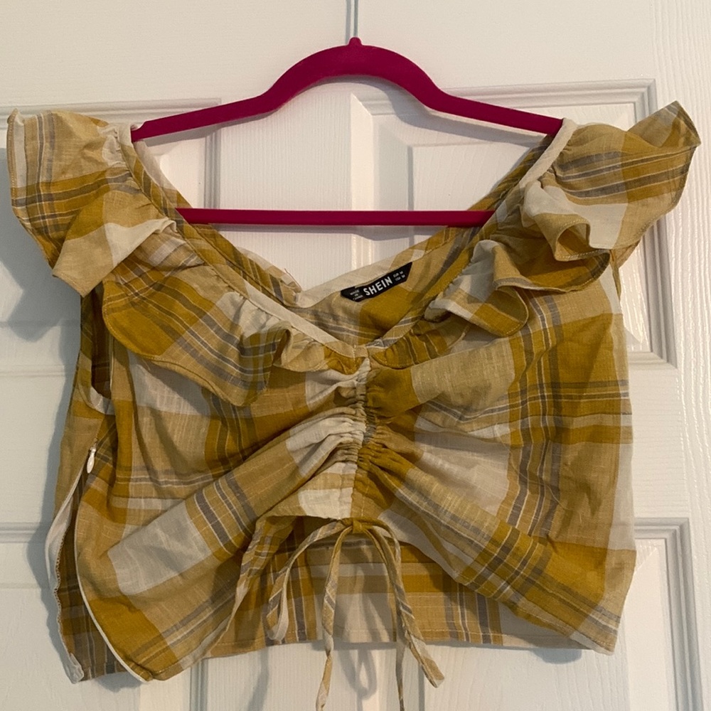 option to wear with a scrunchie look or down as a short belly shirt.